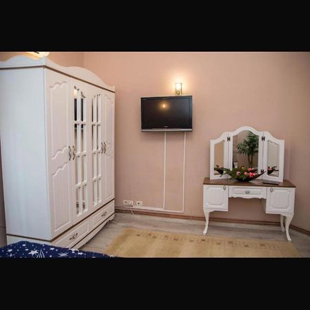 Zara Central Apartments Arad Esterno foto